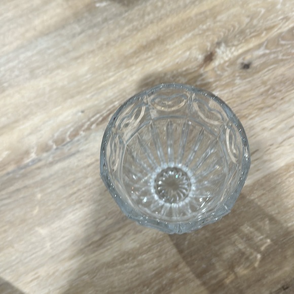 NWOT heavy duty glass vase with hearts around it - Picture 3 of 3